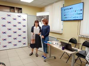 И.Н. Гуреева-Дорошенко вручает Благодарственное письмо