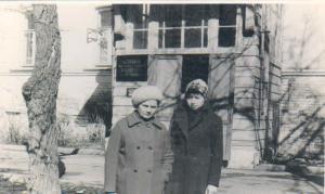 Зоя Константиновна с дочерью у библиотеки, ул. Большая, 70-е годы